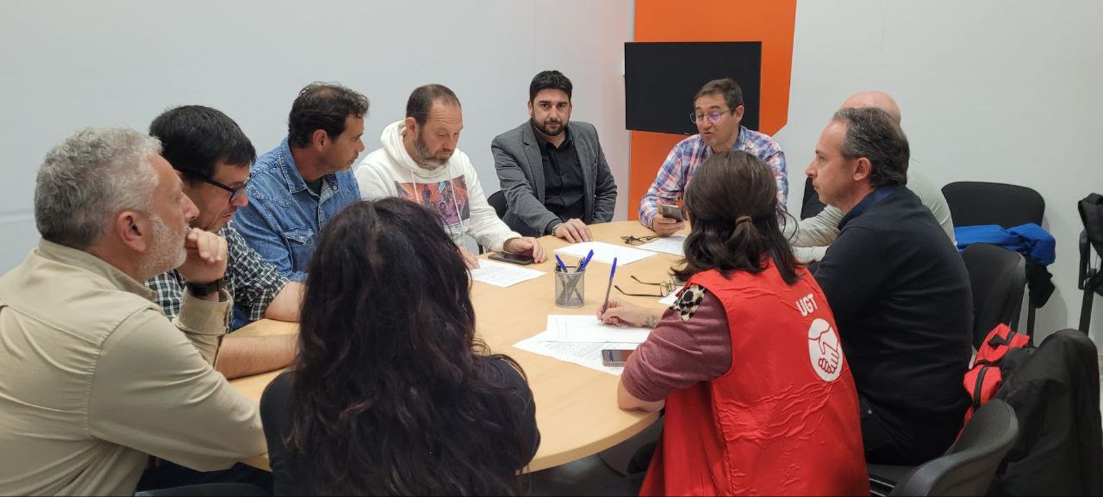 Ismael Sánchez (IU) participa en el encierro sindical contra la privatización de la limpieza de los colegios públicos
