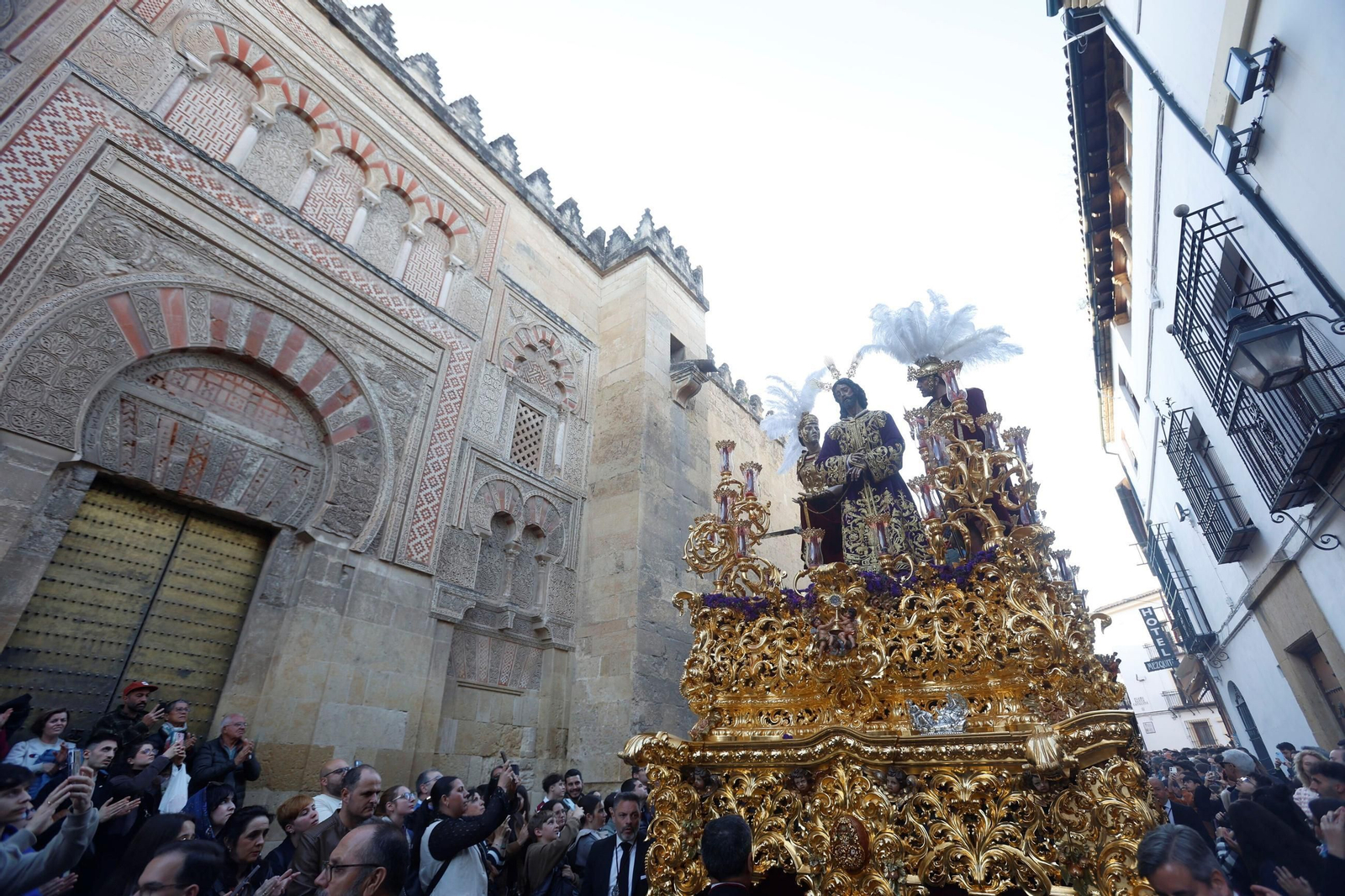 El traslado de la Estrella en este Sábado Santo de Córdoba, en imágenes