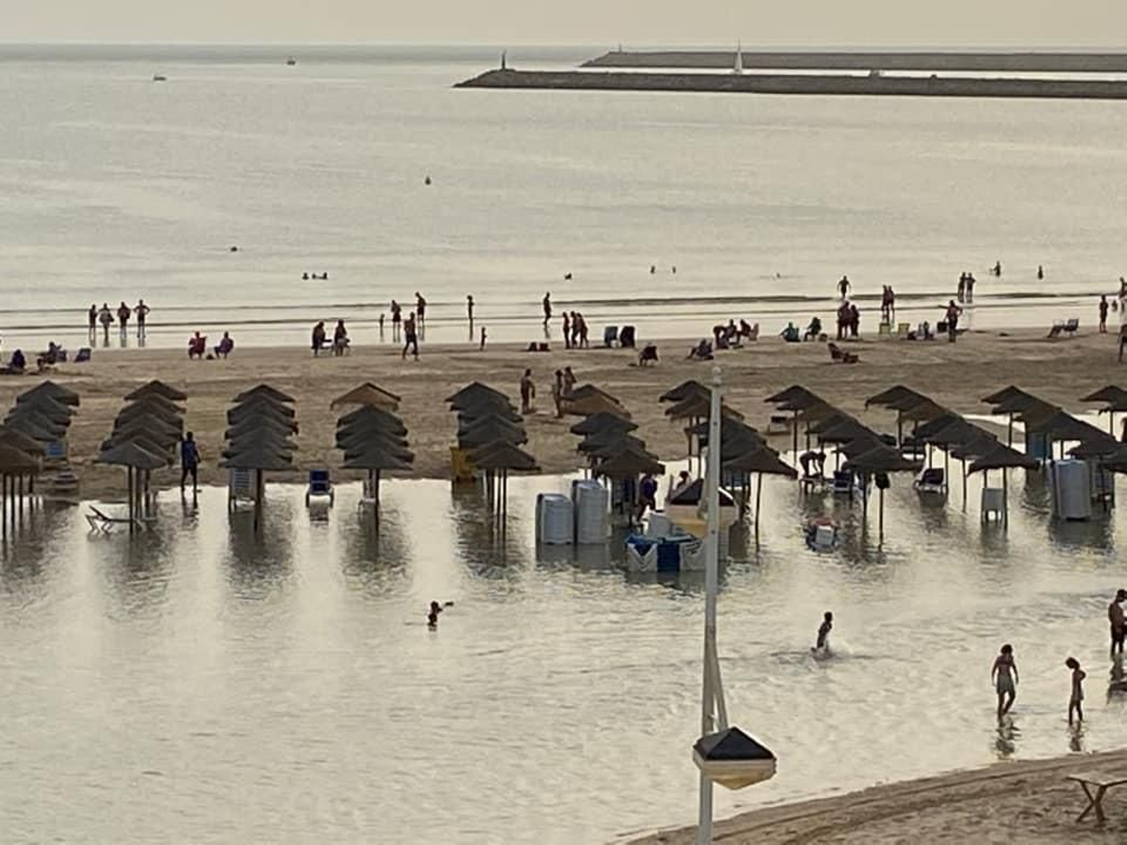 Imágenes de la brusca subida de la marea en Valdelagrana