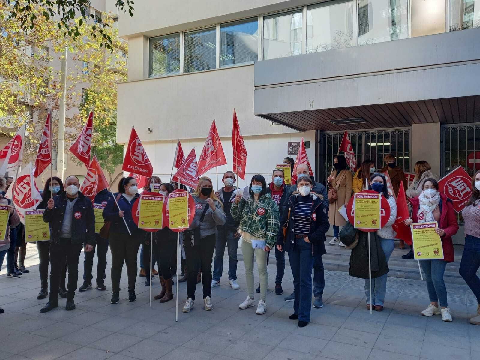UGT Almería se moviliza a las puertas de la Delegación de Comercio de Almería.