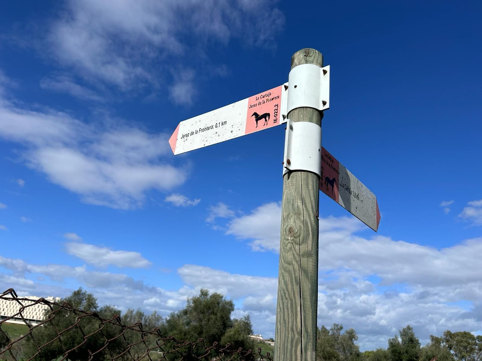 Sendero a las afueras de Jerez imperdible: una venta que da la bienvenida y culmina en una laguna