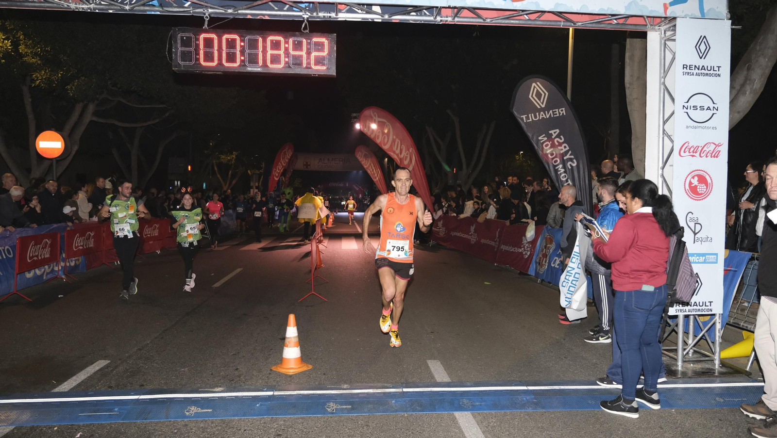 Imágenes de la XIV edición de la San Silvestre de Almería