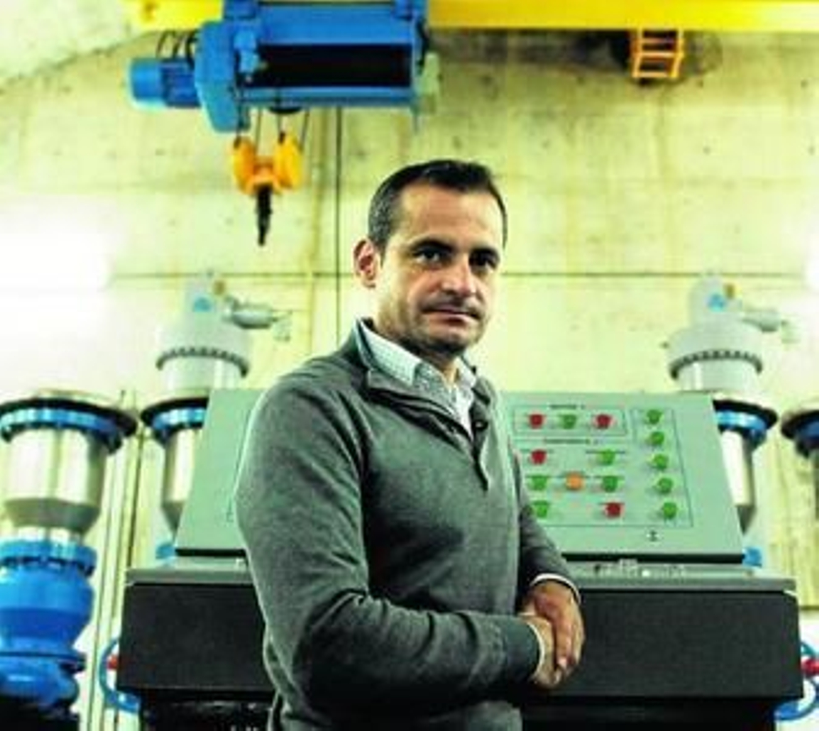 El ingeniero Óscar Cortés, en el puesto de control de Guadalcacín.