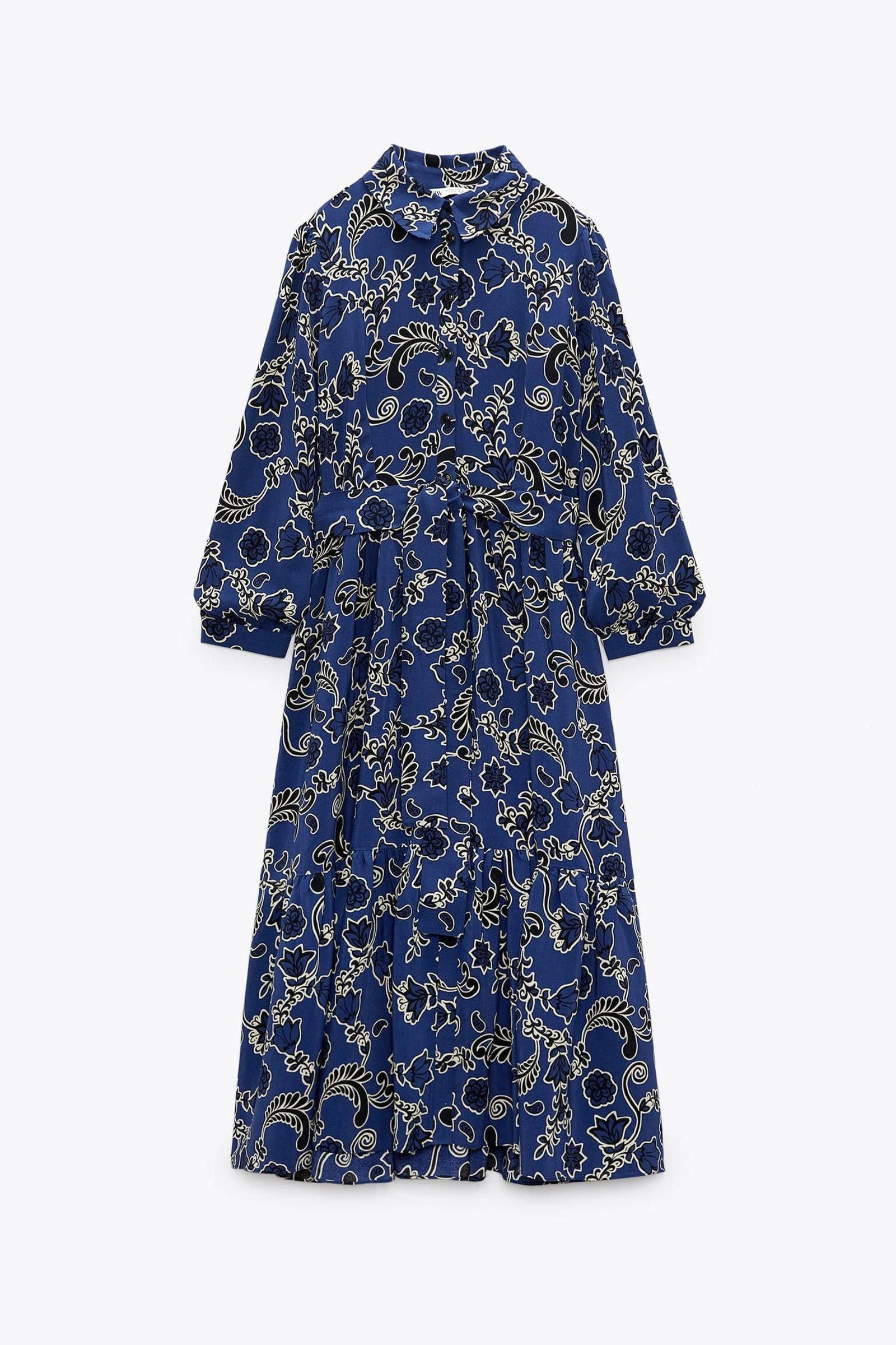 Vestido camisero azul con estampado de flores de Zara.
