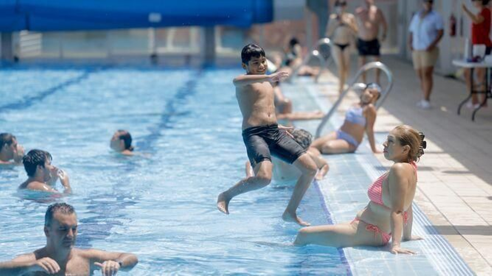 Grupo de bañistas en la piscina pública del Tiro de Línea