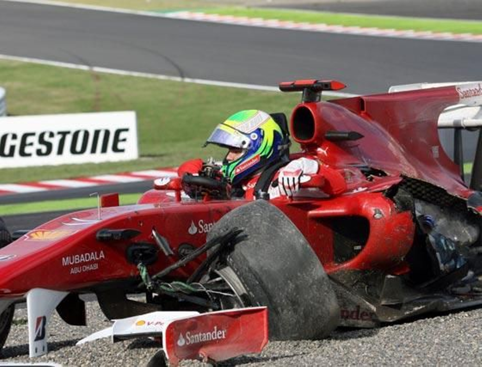 Fernando Alonso logra superar el peor circuito que le quedaba para Ferrari F10 con un tercer puesto detrás de los Red Bull del alemán Sebastian Vettel y del australiano Mark Webber

Foto: efe