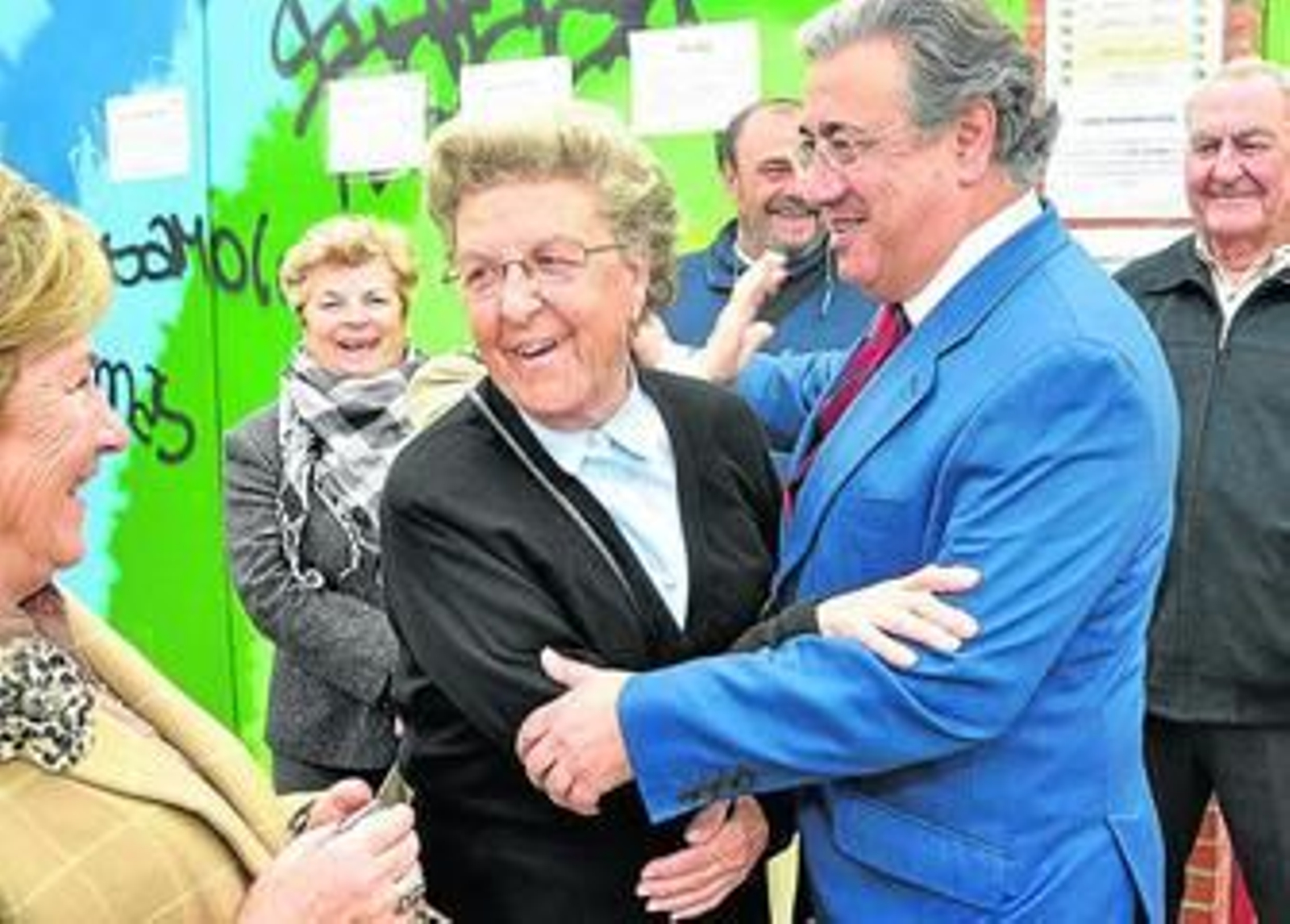 Juan Ignacio Zoido saluda a los vecinos de Las Golondrinas, en la visita que realizó ayer a la barriada.