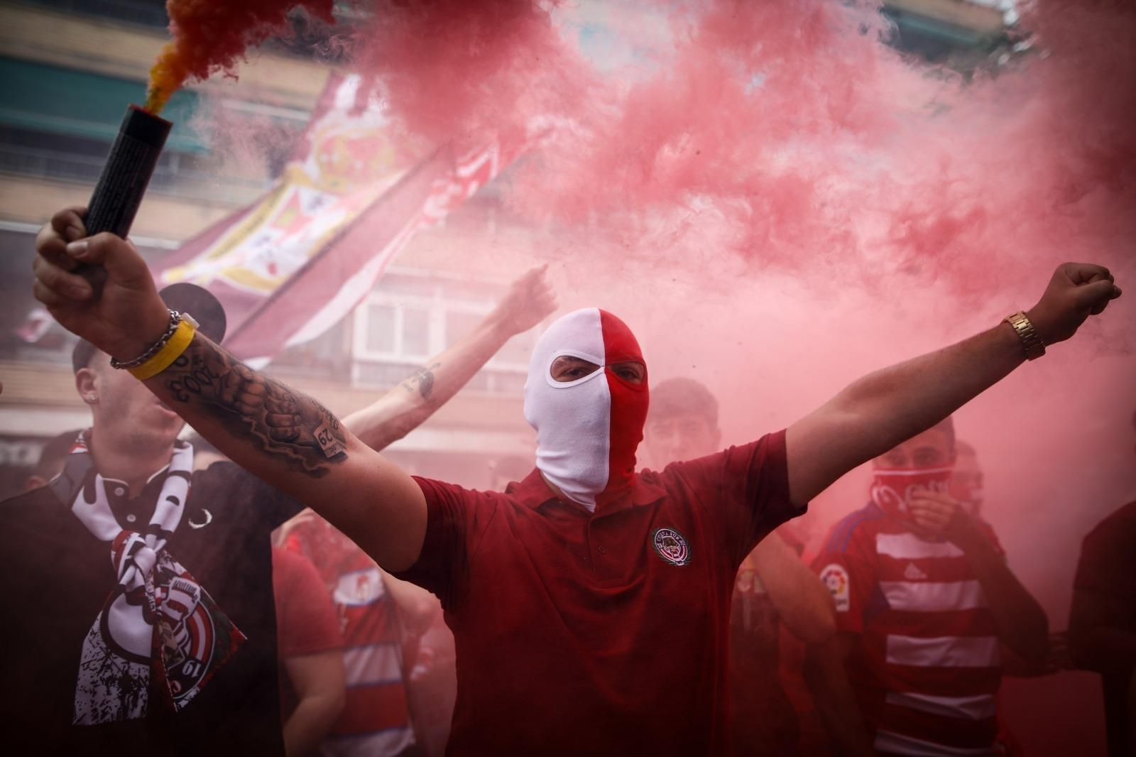 En imágenes: Así ha sido el recibimiento al autobús del Granada
