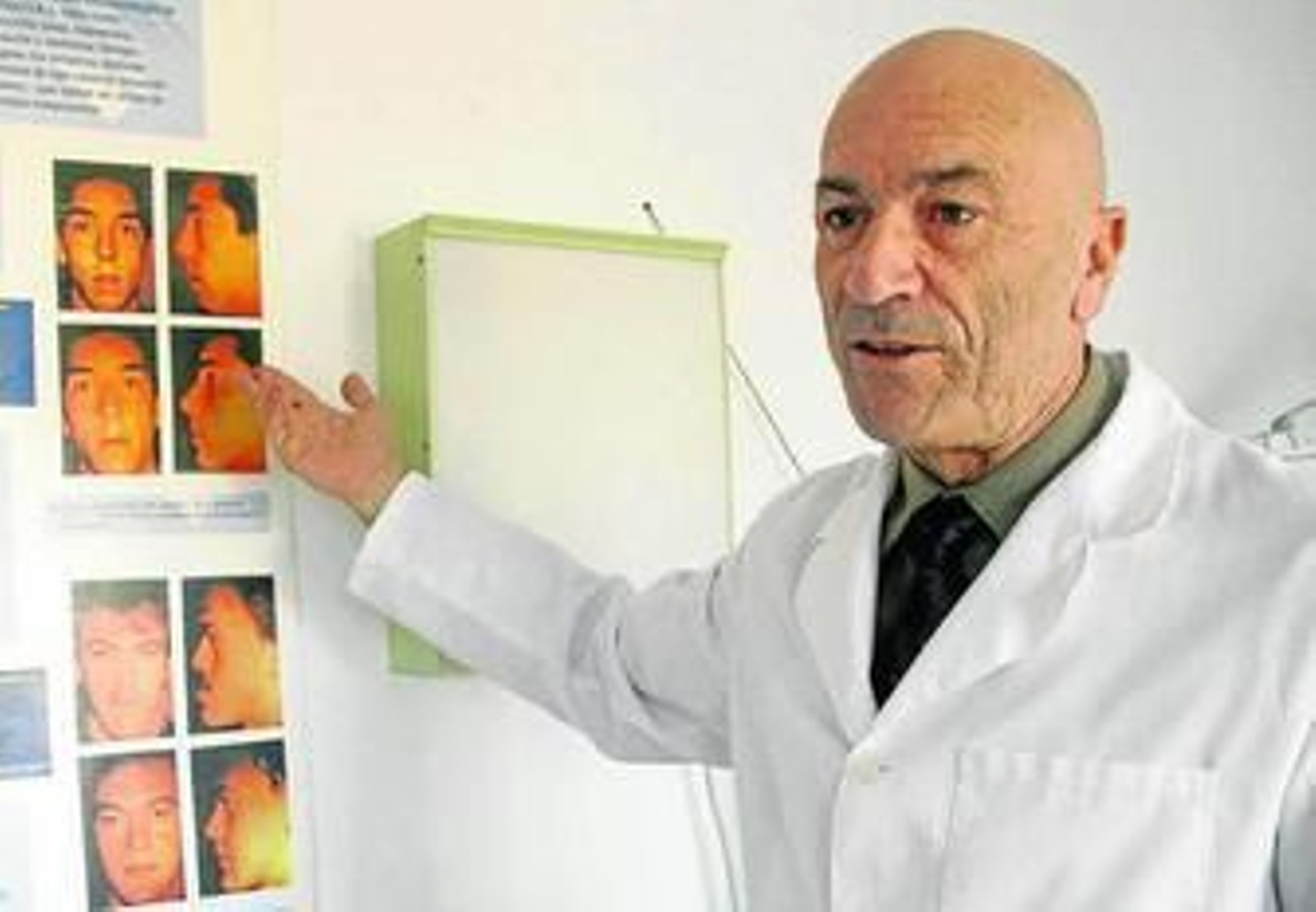 El doctor Joaquín Pérez Rull en su consulta situada en la rambla Obispo Orberá de la capital almeriense.