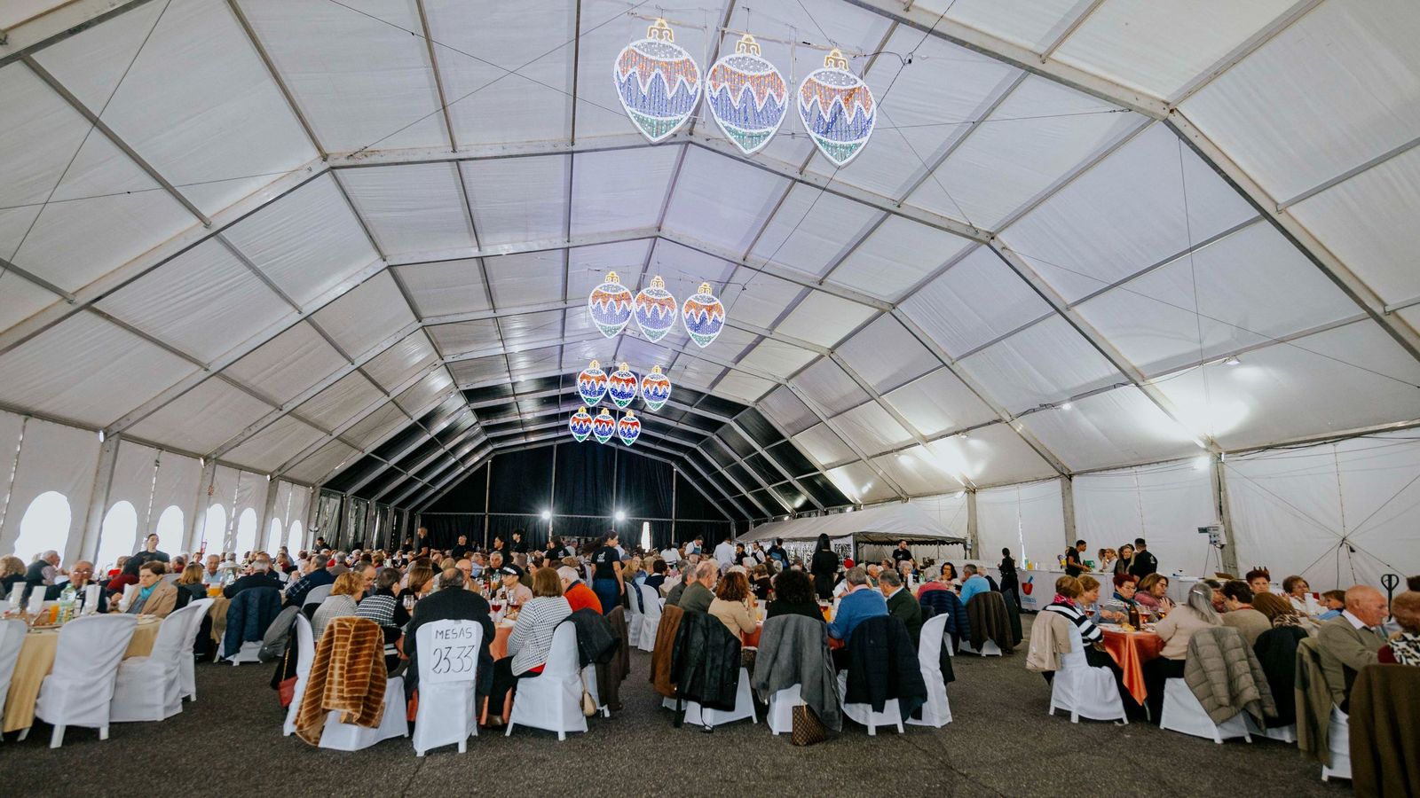 800 mayores de La Zubia participan en una comida navideña organizada por el Ayuntamiento