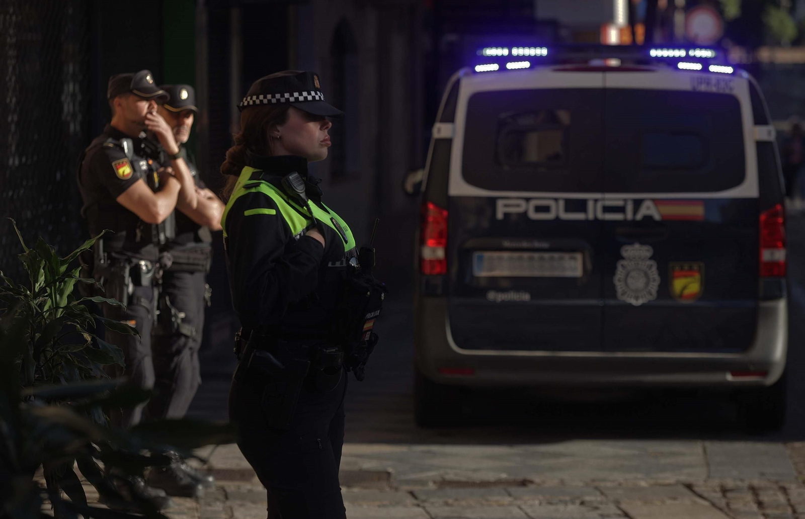 Policía Local y Nacional a las puertas del Ayuntamiento de Algeciras.