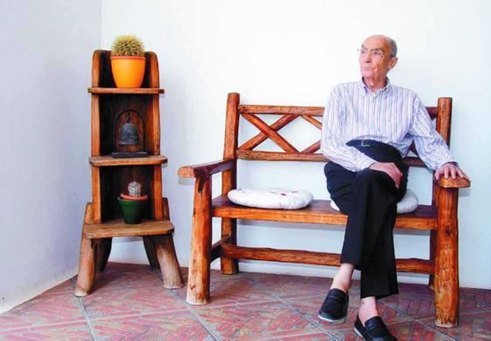 El escritor José Saramago, en su domicilio en la isla de Lanzarote el pasado 2009. / Efe

Foto: Varios