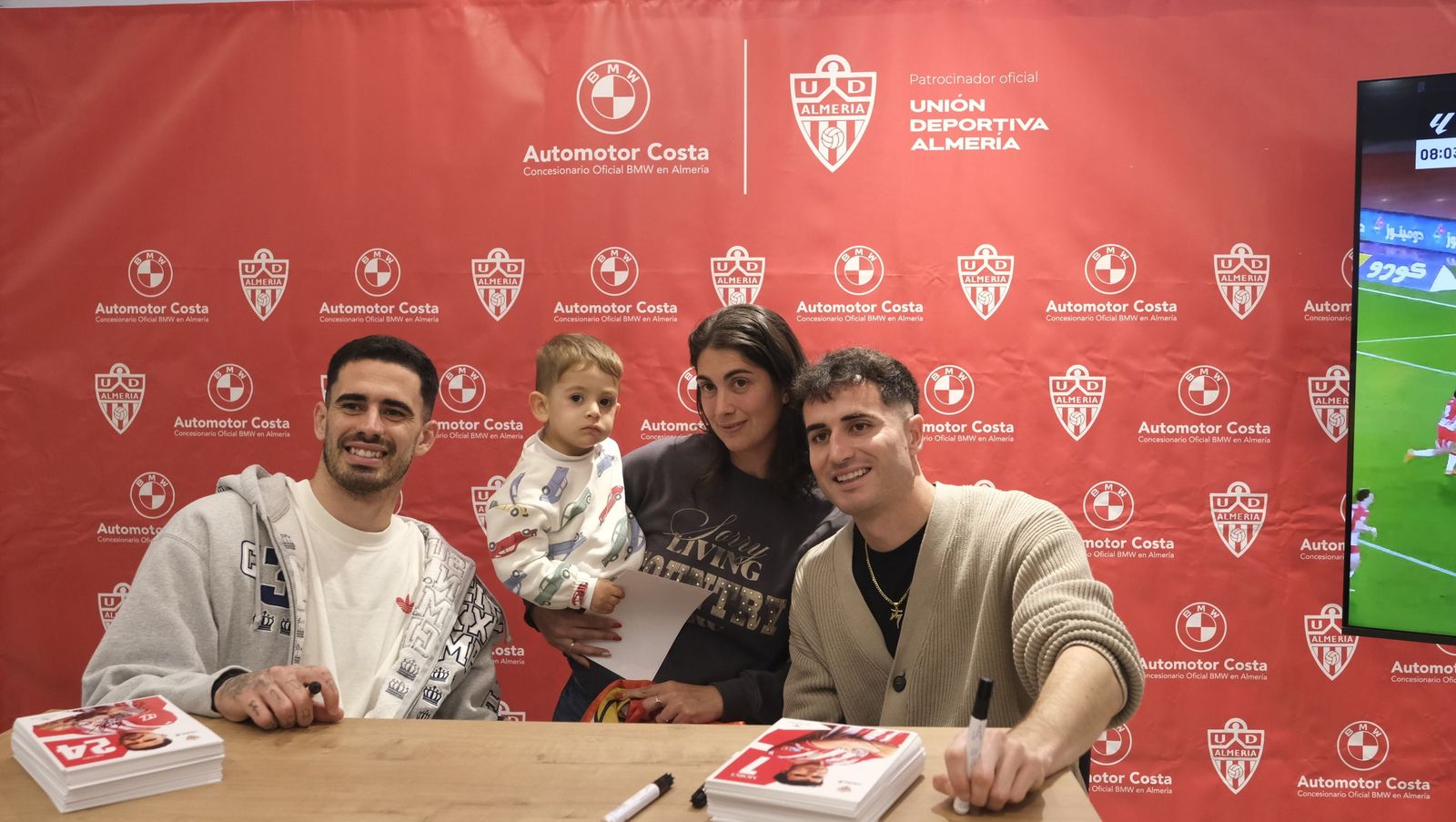 Jon Mocillo y Miguel de la Fuente firman autógrafos en Automotor Costa BMW