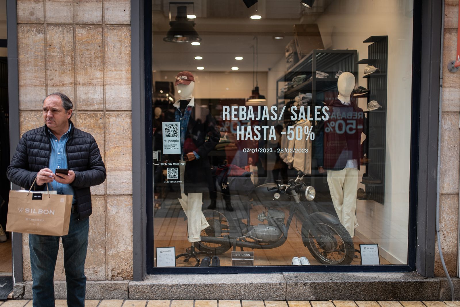 Imágenes del primer día de rebajas en los comercios de Huelva
