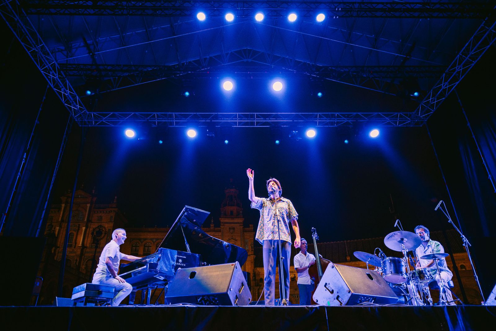 Salvador Sobral y su banda en la Plaza de España.