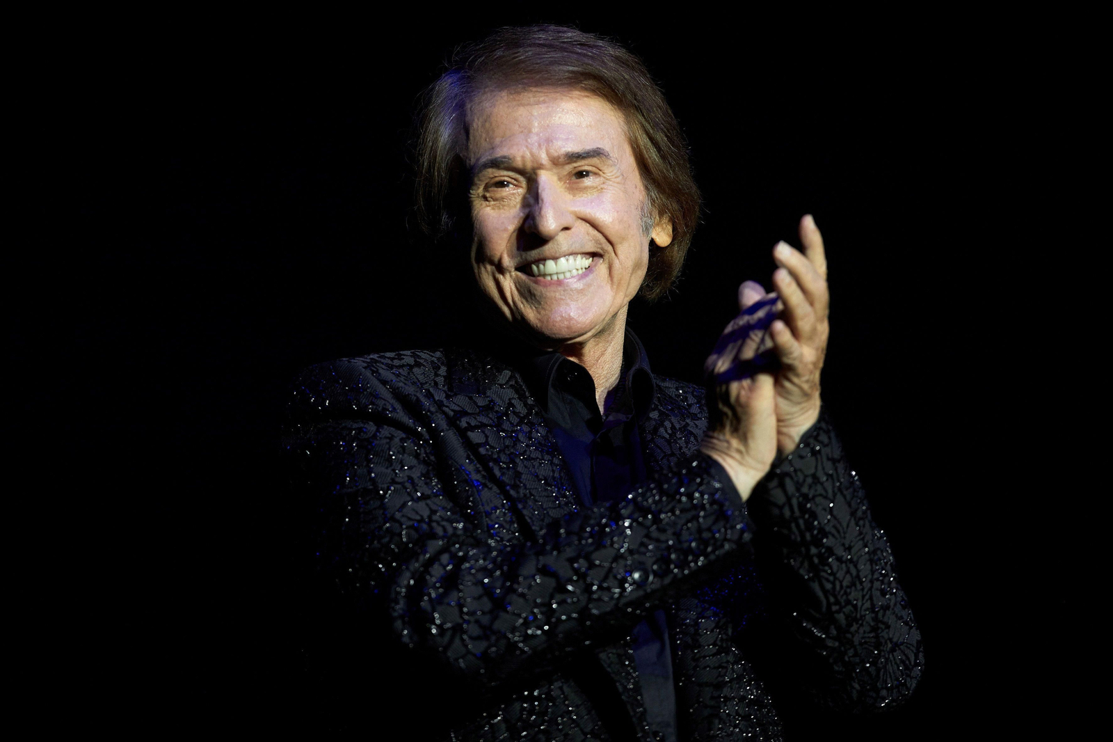 Raphael interpretando el nuevo tema de cabecera de la veterana serie de La 1 'Cuéntame...'