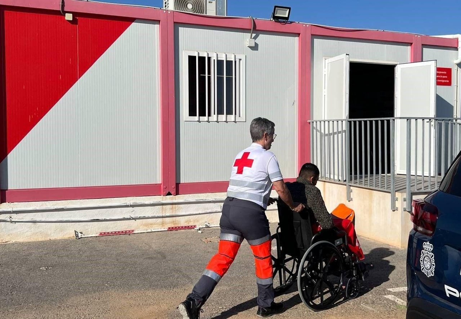 Cruz Roja atiende a una persona rescatada a bordo de patera | Imagen de archivo