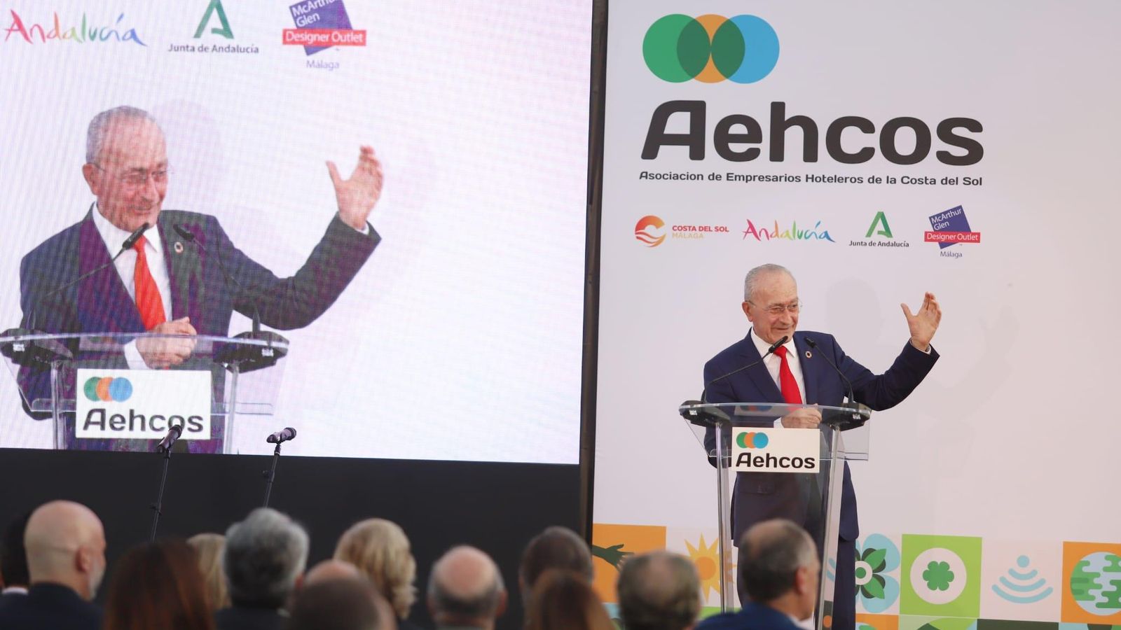 El alcalde de Málaga en los premios Aehcos.