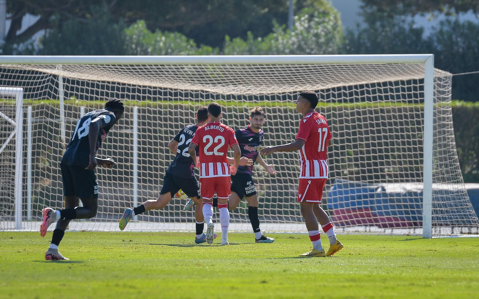 Los aguileños celebran la pena máxima transformada por Chris Martínez ante la lamentación de los rojiblancos.