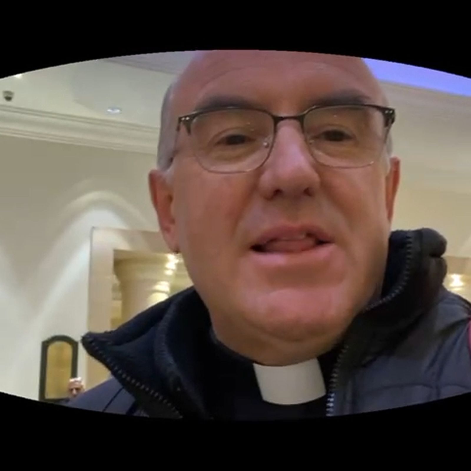 El padre Antonio Cobo anuncia la llegada de los peregrinos atrapados en Jerusalén a El Cairo