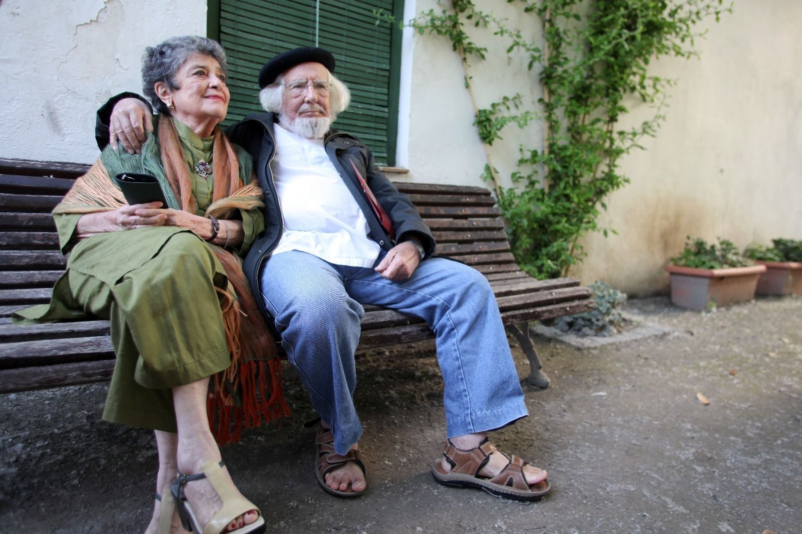 Claribel Alegría y Ernesto Cardenal, sentados en un banco de la Huerta de San Vicente, en la inauguración de la tercera edición del Festival de Poesía de Granada.