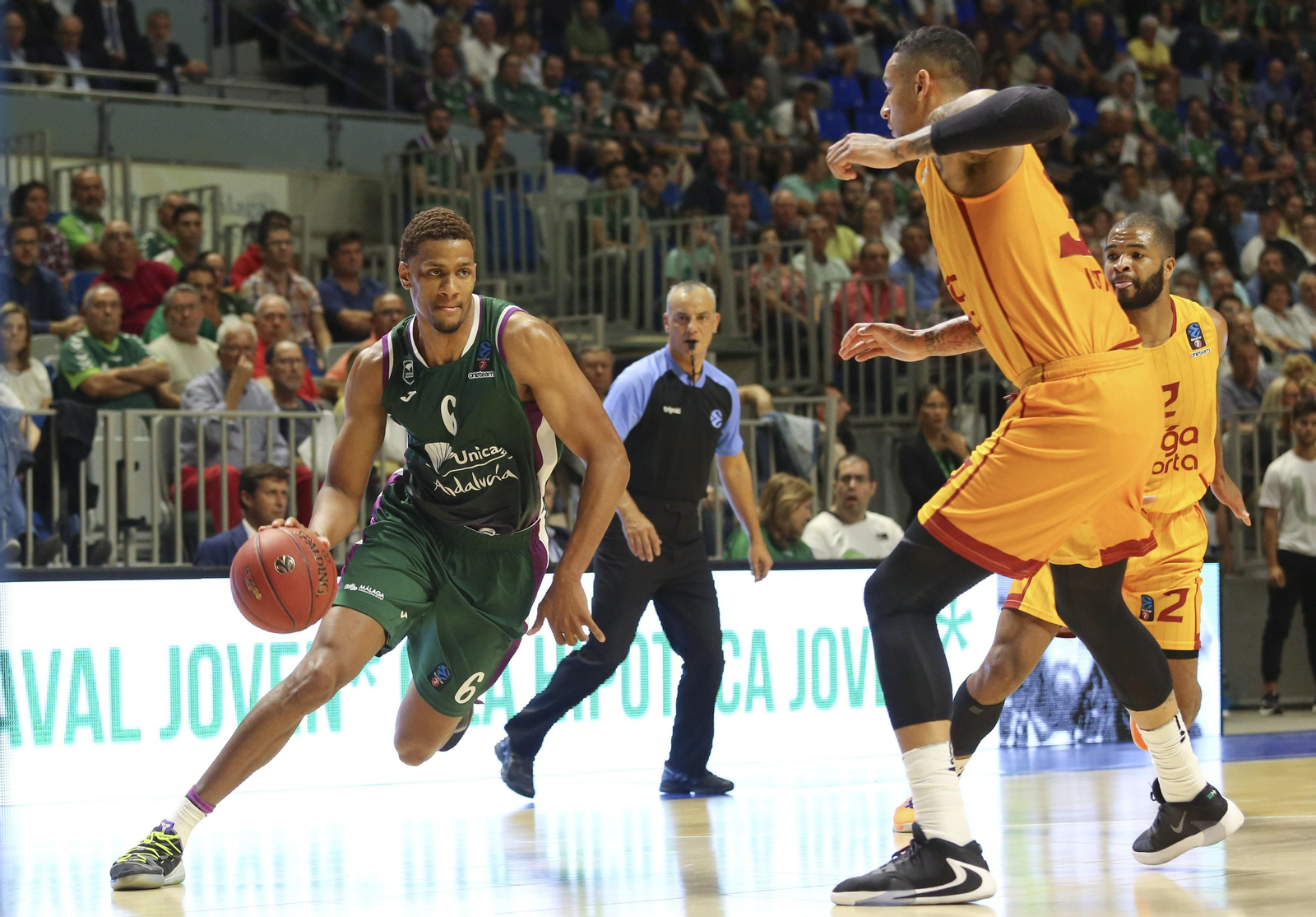 Axel Toupane bota el balón.