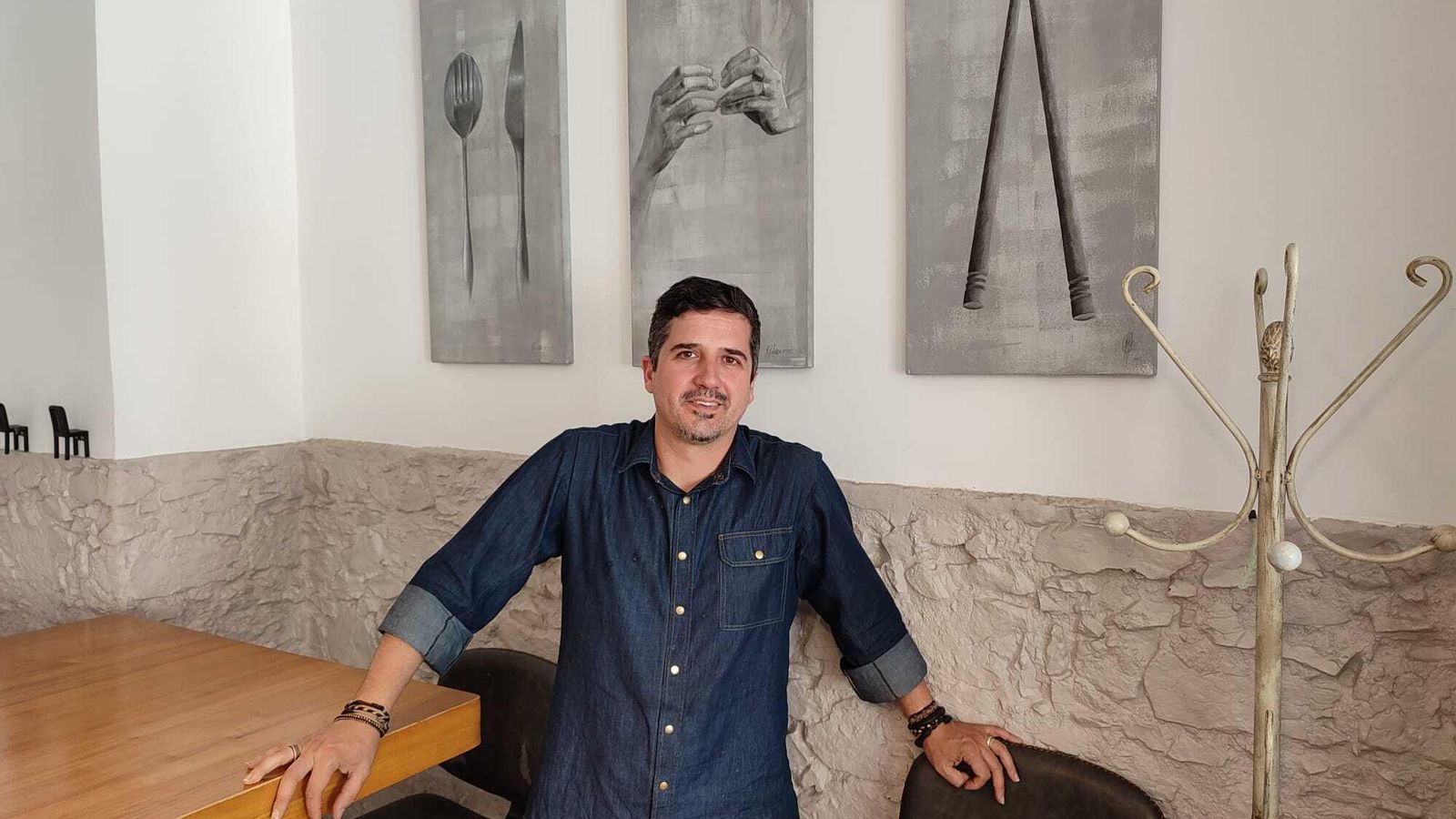 El restaurante se destaca por su estilo moderno y vanguardista que se engalana con diversas obras de arte que están colgadas alrededor del lugar.