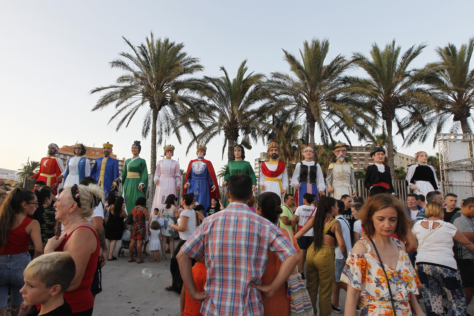 Fotogalería gigantes y cabezudos. Feria de Almería 2019