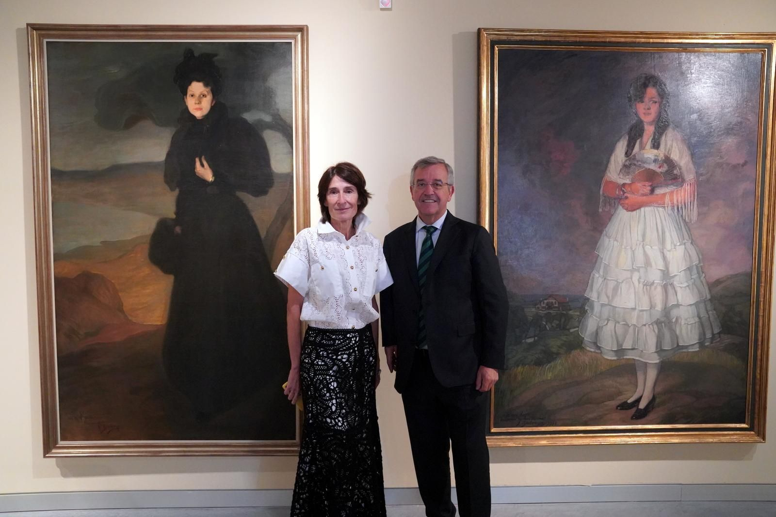 El alcalde, José María García Urbano, y la comisaria de la muestra, Margarita Ruyra.