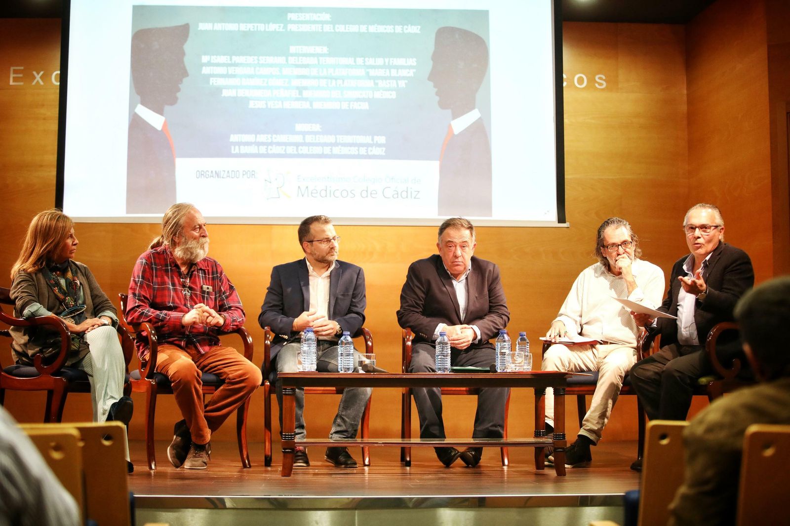 De izquierda a derecha, Isabel Paredes, Antonio Vergara, Fernando Ramírez, Juan Benjumeda, David Ciferdo y Antonio Ares durante el debate.