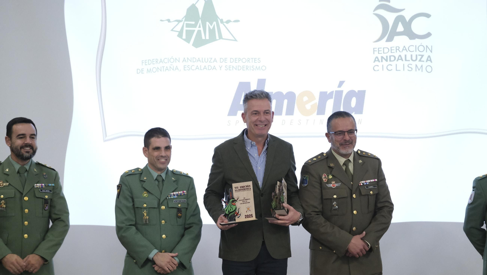 La Legión Española rinde tributo a los 'desérticos' en su gala, en imágenes