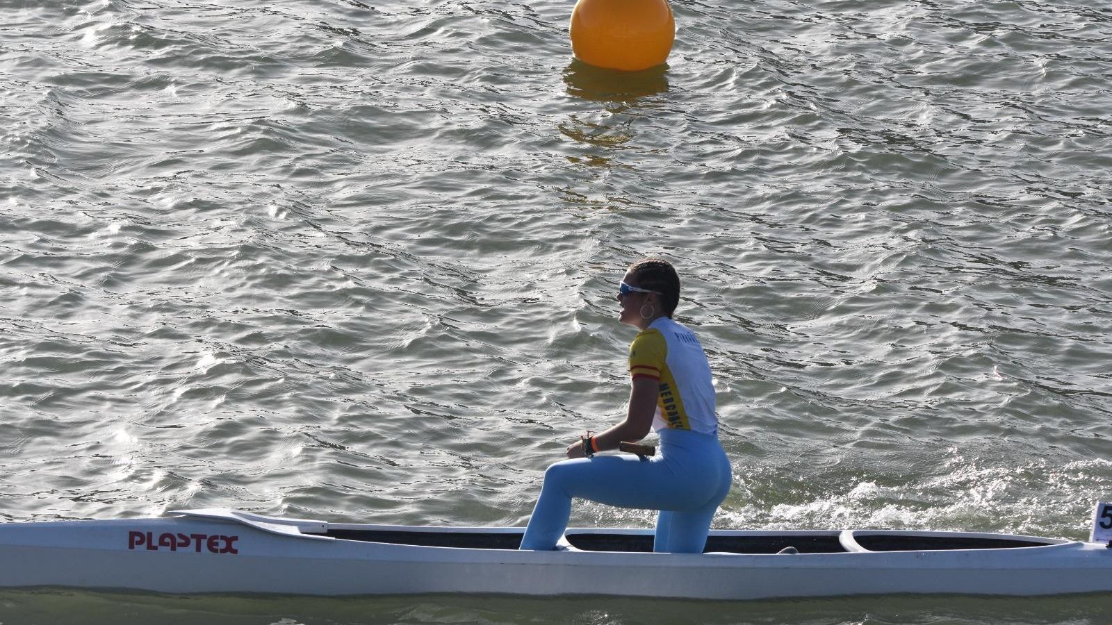La sevillana Ana Cantero, en el momento de entrar en la meta como campeona sub 23 de canoa.