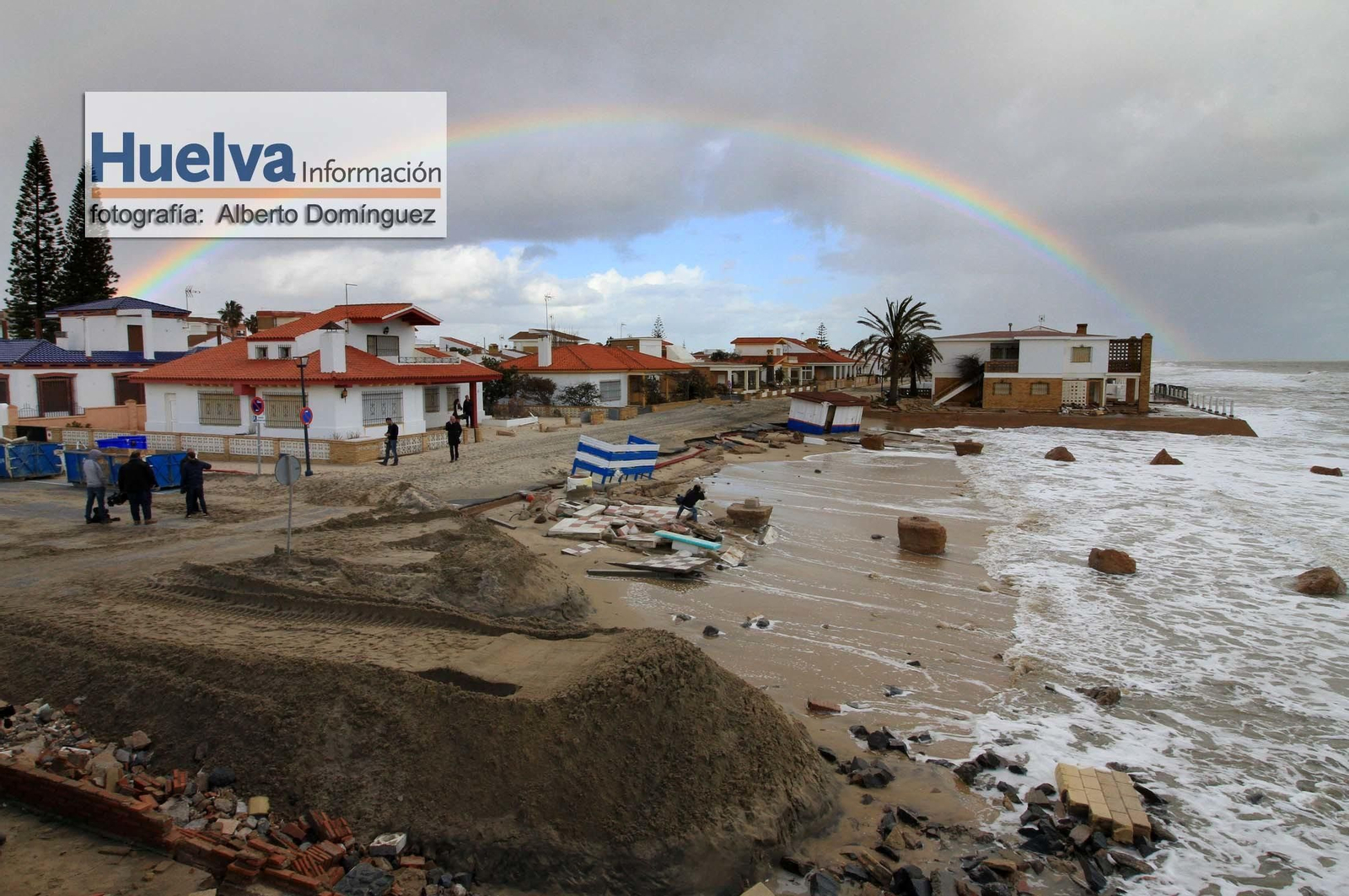 Imágenes de la visita de Rajoy y Susana Díaz a la playa de La Antilla