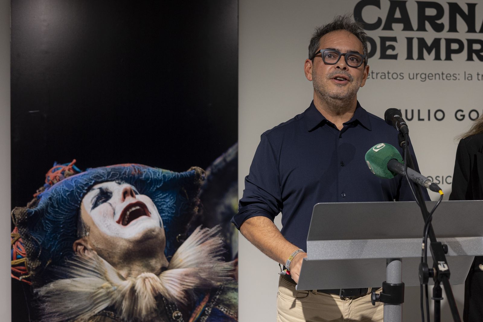 Inauguración de la exposición de Julio González "Carnaval de improviso. Retratos urgentes: la trastienda del COAC"  en la casa del carnaval.