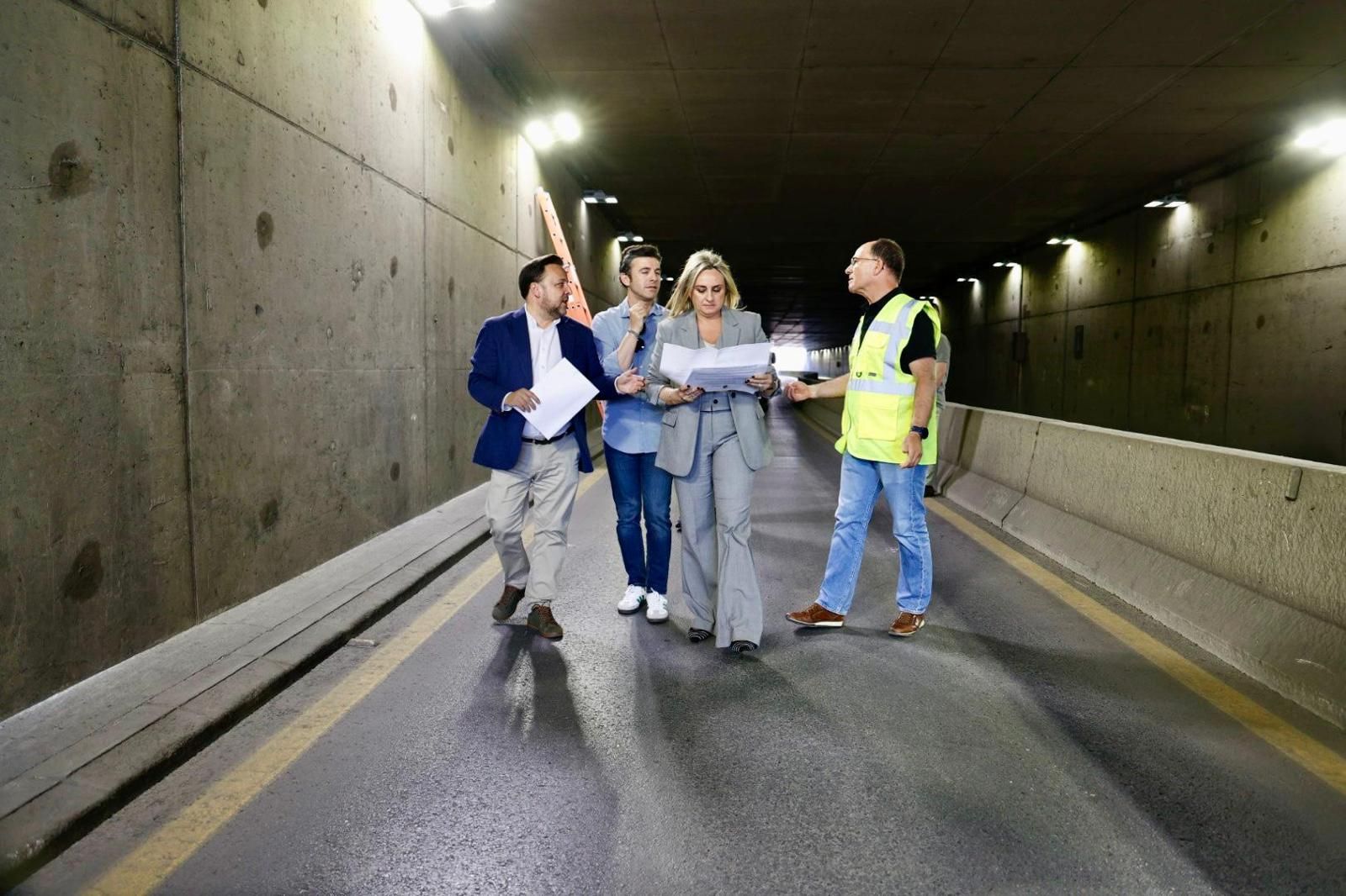 Marifrán Carazo, junto a otros miembros del equipo de Gobierno, en una visita al túnel.