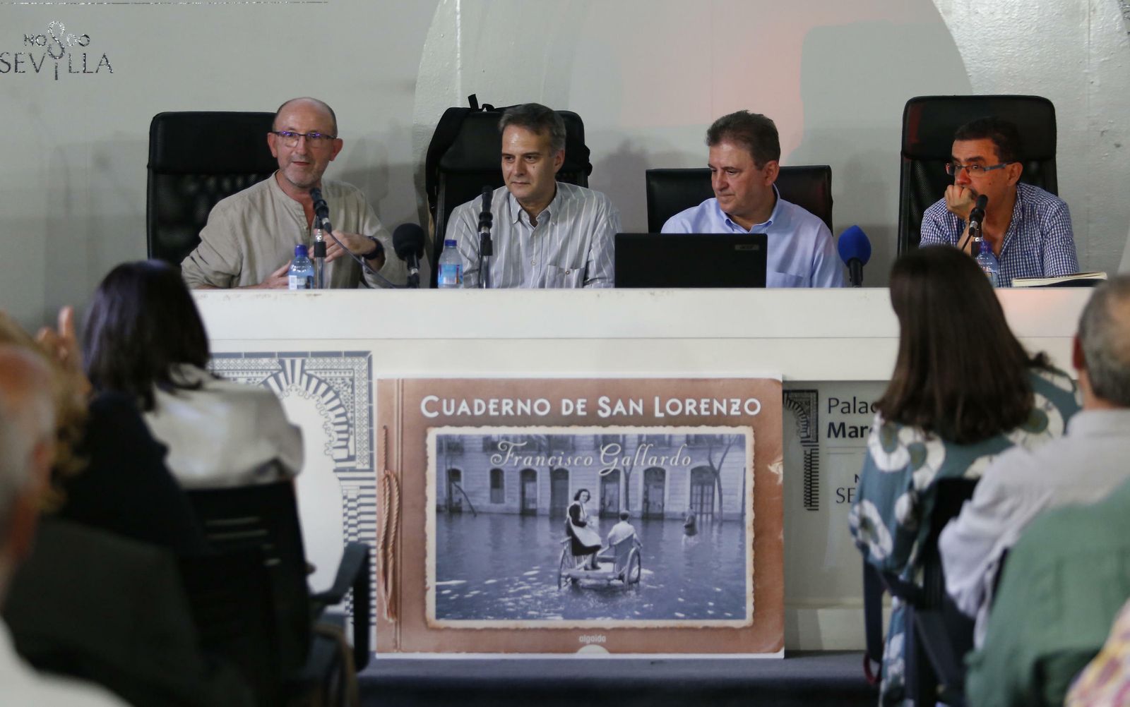 Francisco Gallardo, con el editor y los presentadores de su libro 'Cuaderno de San Lorenzo'