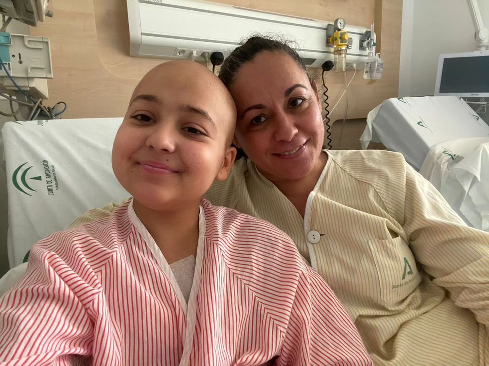 La pequeña Paula junto a su madre