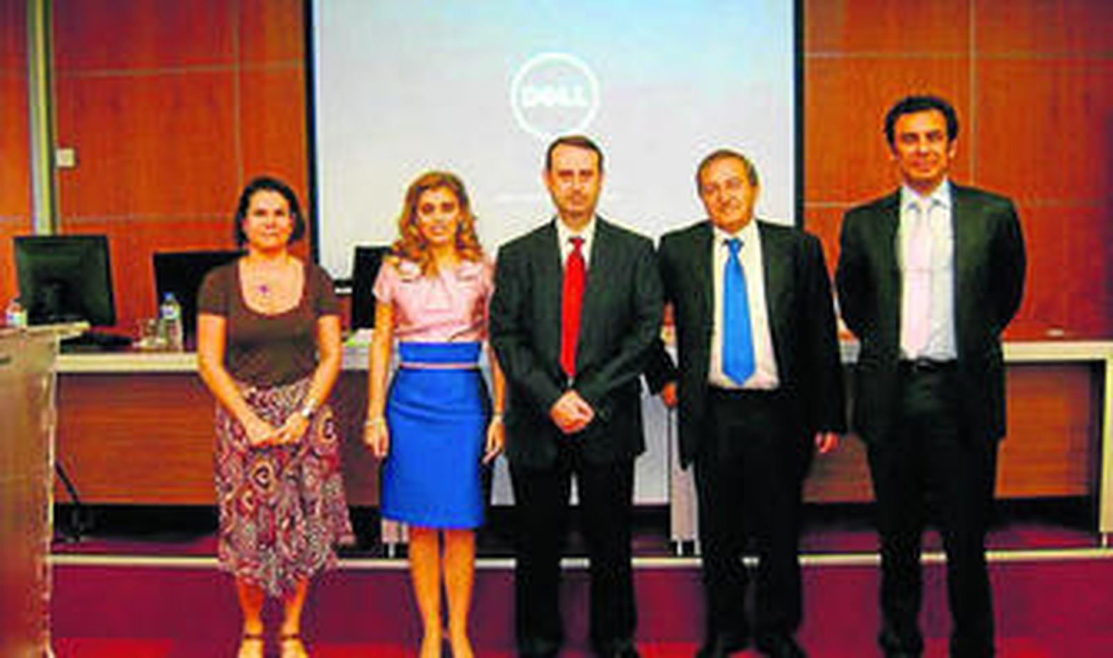 Raquel González junto a los miembros del tribunal.