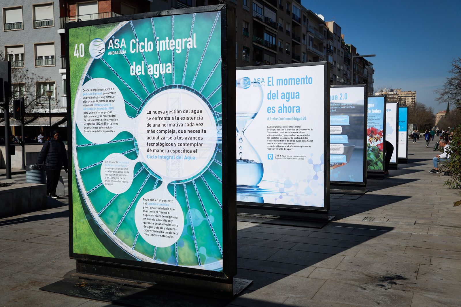 Paneles de la exposición, en la Avenida de la Constitución.