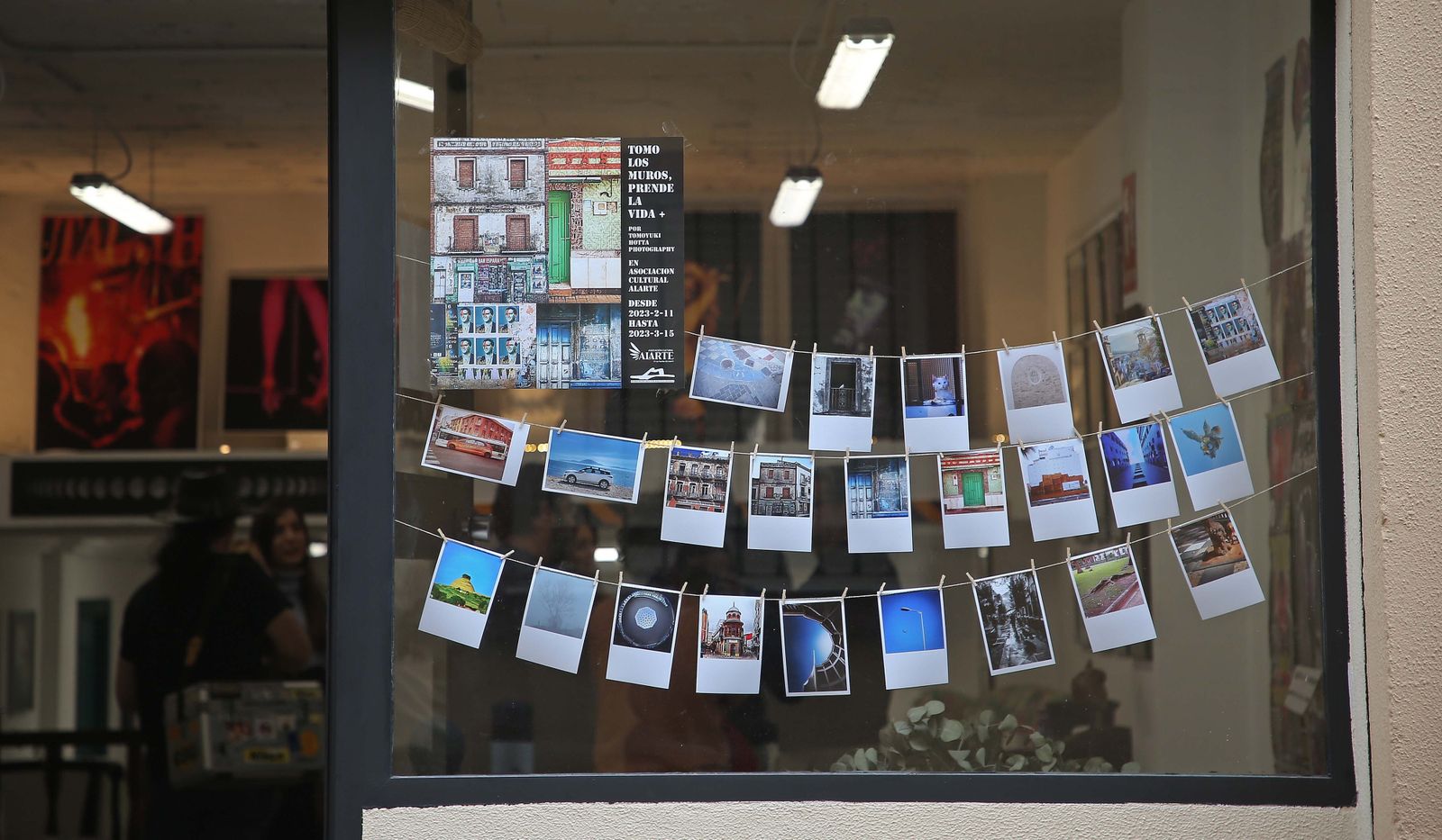 Fotos de la exposición de Tomoyuki Hotta 'Tomo los muros, prende la vida' en Algeciras