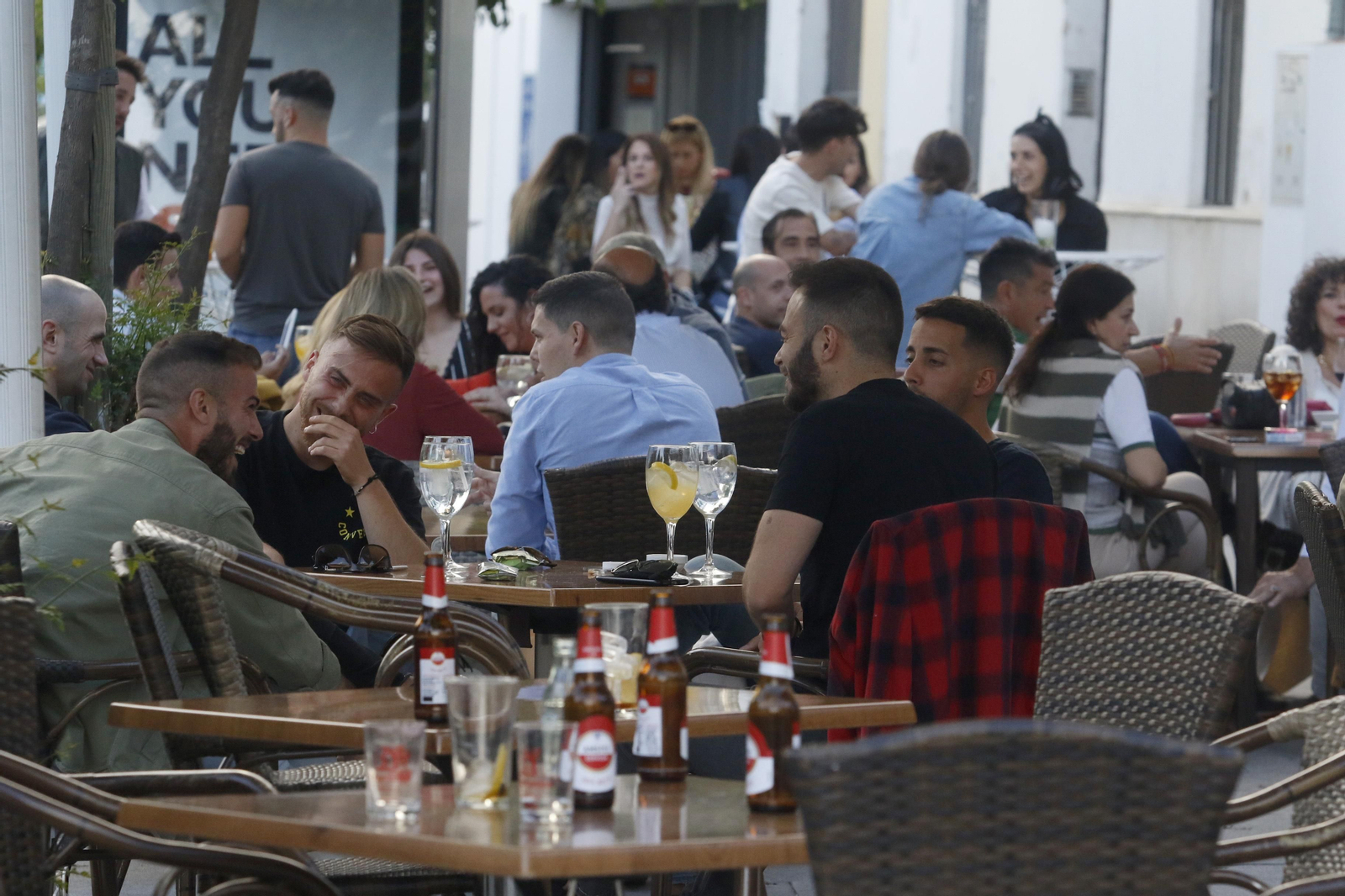 Varias personas en una terraza de la capital cordobesa.