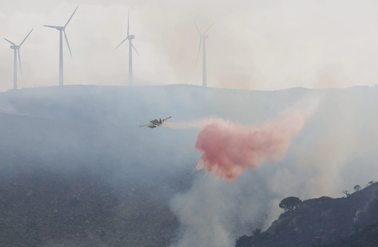 Un hidroavión del Infoca lanza agua contra uno de los frentes del fuego, este miércoles.