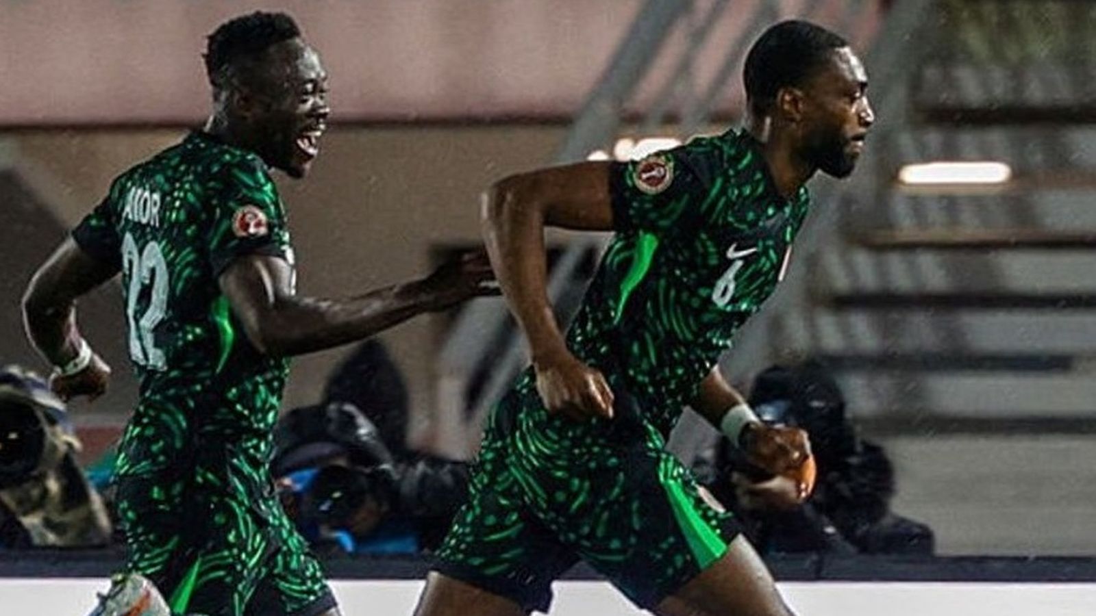 Akor Adams celebra junto a Ajayi el 1-0 de Nigeria, obra de éste.