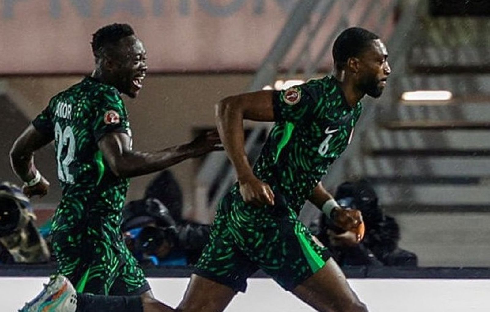 Akor Adams celebra junto a Ajayi el 1-0 de Nigeria, obra de éste.