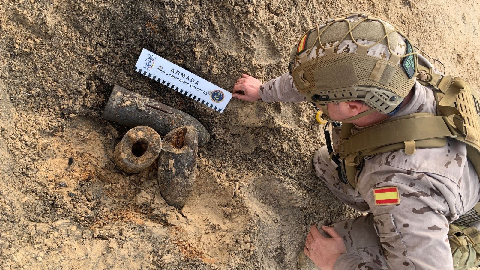 Uno de los especialistas de la Unidad de Buceo de Cádiz, durante los trabajos para desactivar y neutralizar los artefactos hallados en la playa de Camposoto, en San Fernando