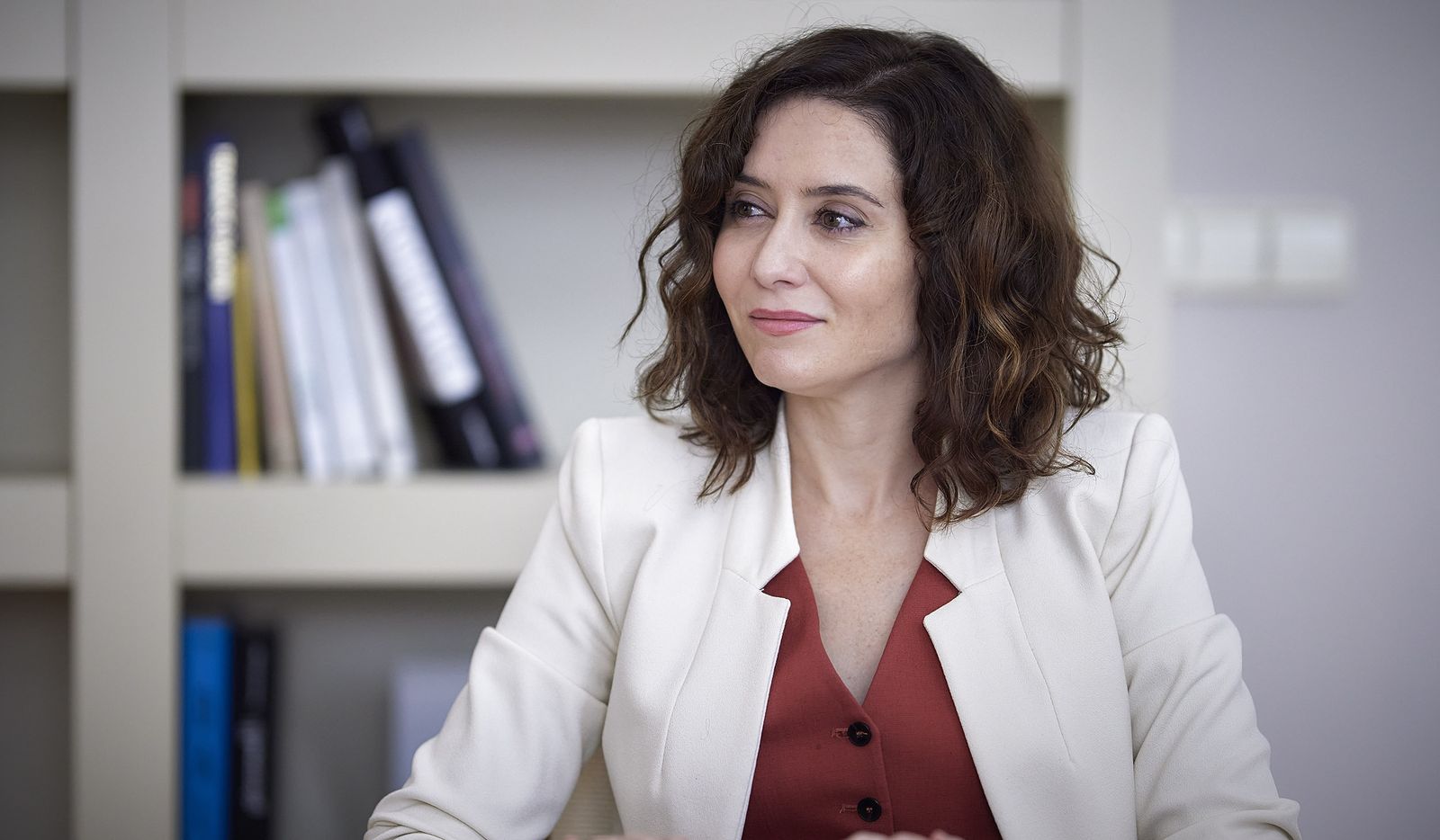 Todas las fotos de la entrevista a Ayuso