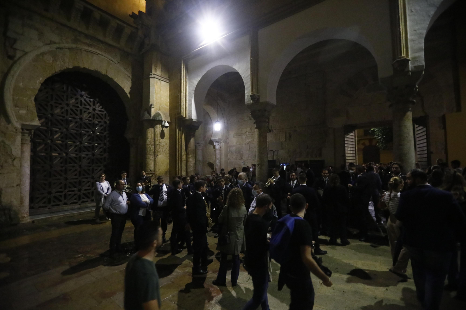 Las imágenes de la Virgen de la O de Córdoba en la Mezquita-Catedral tras suspenderse su salida extraordinaria
