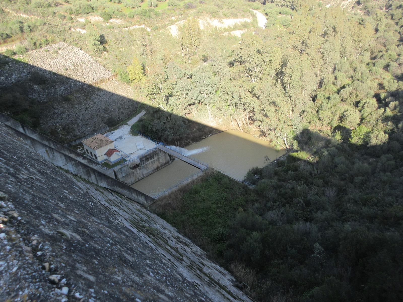 Vistas desde arriba de la presa.