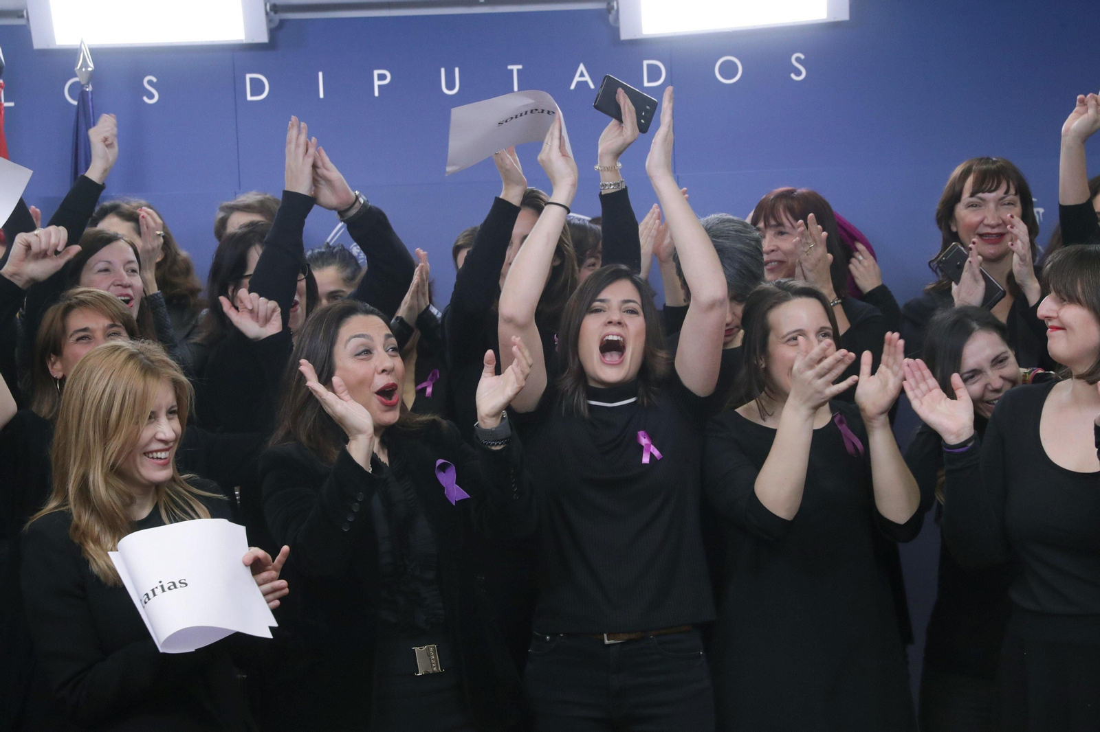 Sesenta periodistas parlamentarias expresaron ayer en el Congreso de los Diputados su respaldo a la huelga feminista de hoy por el Día de la Mujer.