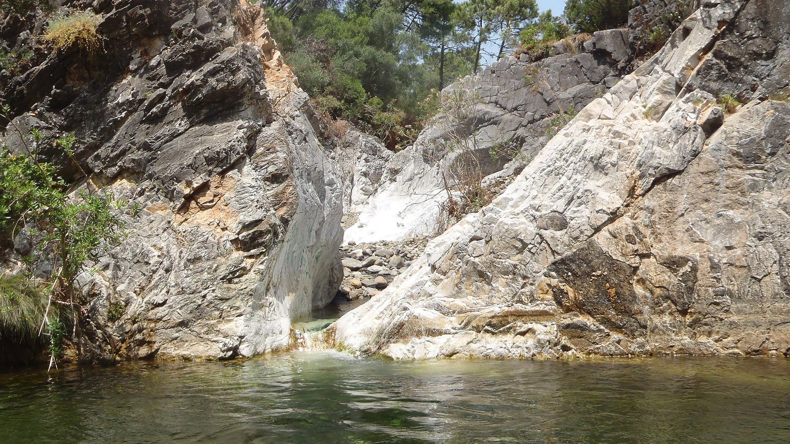 La ruta del río Castor es una de las sendas fluviales más hermosas en el lado sur de Sierra Bermeja. La ruta del río Castor es una de las sendas fluviales más hermosas en el lado sur de Sierra Bermeja.
